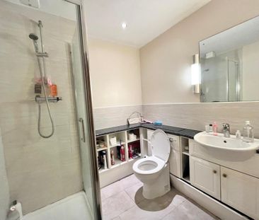 1 bedroom in a flat share to rent - Photo 5