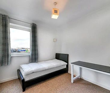 3 bedroom flat in London - Photo 3