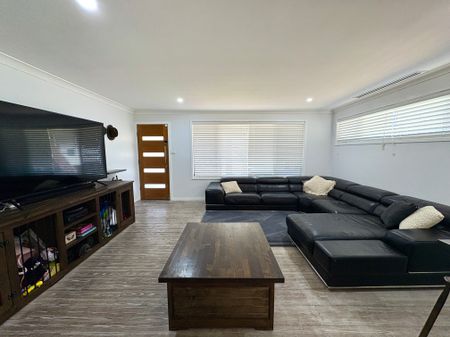 Move In Before Christmas! – Beautifully Renovated 4-Bedroom Home (27 Week Lease Only) - Photo 3