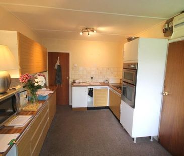 4 bedroom semi-detached bungalow to rent - Photo 4