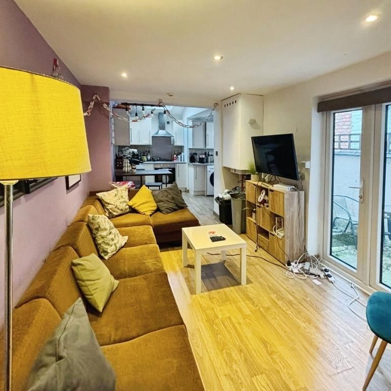 6 bedroom terraced house to rent - Photo 1