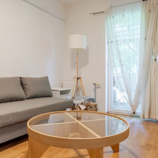 Einziehen & wohlfühlen: Voll möblierte 2-Zimmer-Wohnung mit Balkon, Klima & Garage - Foto 1