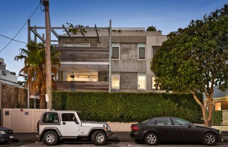 SPACIOUS LIVING WITH OVERSIZED TERRACE - Photo 3