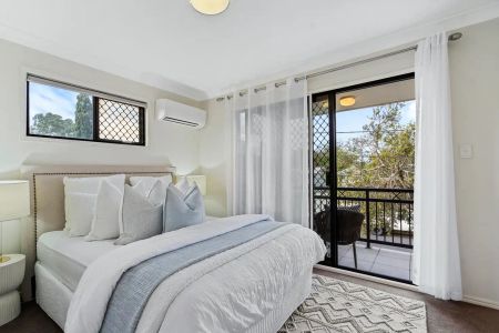 “Low Maintenance Townhouse” - Photo 3