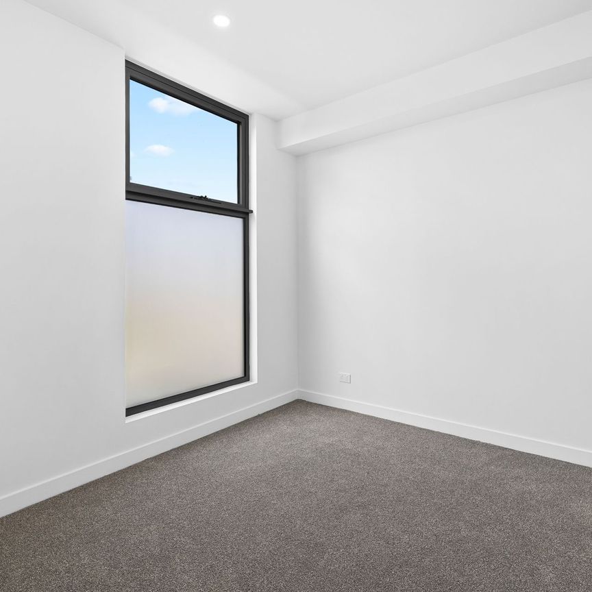 Luxury Three-Storey Townhouse in the Heart of McKinnon Secondary College Zone - Photo 1