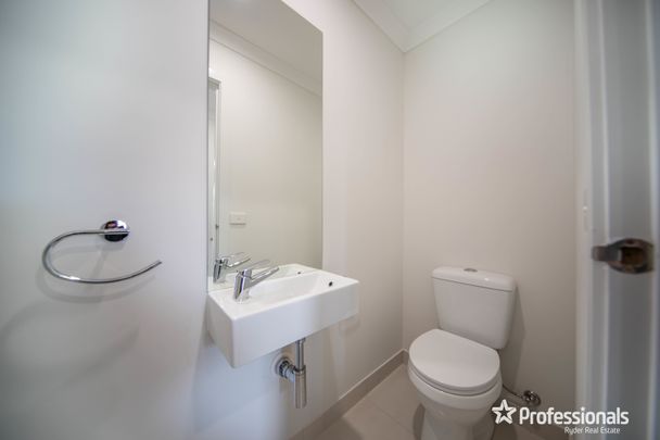 18 Dawson St, Thornhill Park VIC 3335 - Photo 1