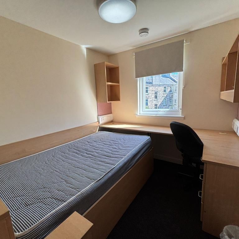 4 bedroom flat to rent - Photo 1