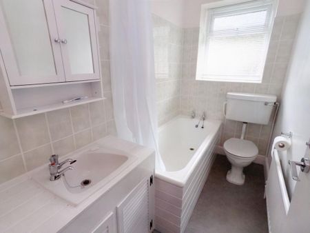 2 bedroom end of terrace house to rent - Photo 4