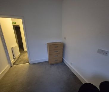 6 Bed Detached House, Hainault Road, E11 - Photo 3