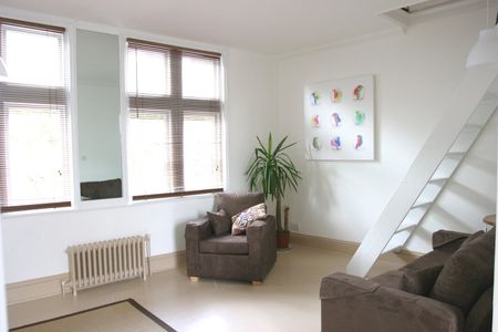2 Bed Flat, Chiswick High Road, W4 - Photo 3