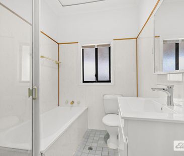 Renovated Home with 4 Car Garage + separate teenagers retreat - Photo 2