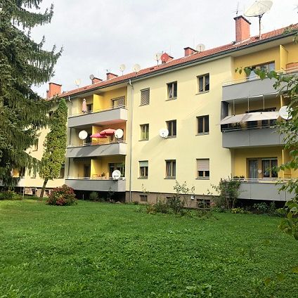 Lichtdurchflutete - 2-Zimmer-Wohnung im 2. Obergeschoss mit Balkon - Photo 2