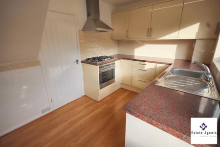 3 Bedroom House - Mid Terrace To Let - Photo 4