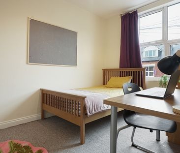 4 bedroom property with 2 bathrooms - Photo 2