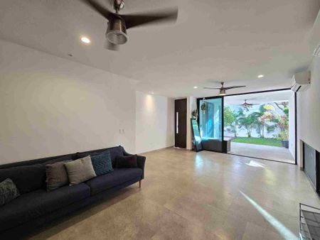 RESIDENCIA CON PANELES SOLARES EN EXCLUSIVA PRIVADA - Photo 2
