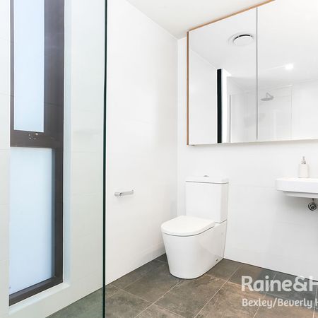 ULTRA MODERN ONE BEDROOM APARTMENT - Photo 4