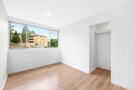 SPACIOUS & STYLIST RENOVATED TWO BEDROOM APARTMENT IN BOUTIQUE COMPLEX - Photo 3