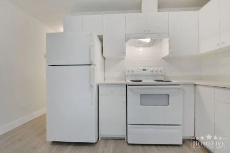 7909 147A St — Quiet and Peaceful 2 Bedroom Basement Suite in Surrey - Photo 3