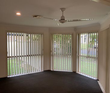 Large 5 Bedroom Family Home in Arundel, Bushland Setting. - Photo 2