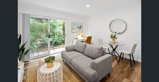 Nearly brand new fully furnished ground floor unit - Photo 1