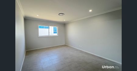 Stunning Large 4 Bedroom Home in Huntlee! - Photo 3