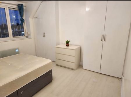 2 Bed Flat, Great West Road, TW5 - Photo 2