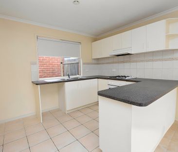 8 The Glade, Hampton Park VIC - Photo 6