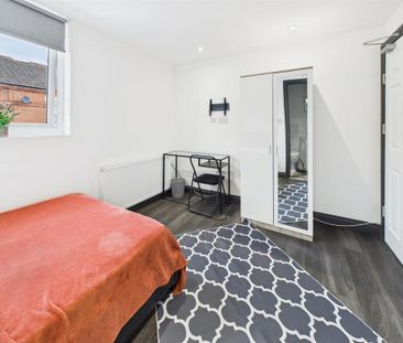 1 bedroom in a house share to rent - Photo 2