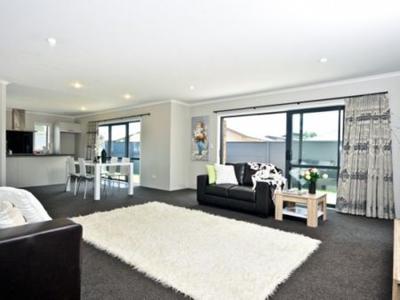 Well presented family home in Huntington - Photo 3