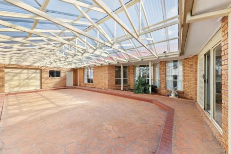 Spacious Family Home - Photo 2