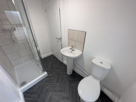 1 bedroom in a house share to rent - Photo 4