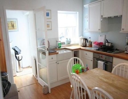 Beautifully Maintained Large 2 Bedroom House near Newlands Ave - Photo 3