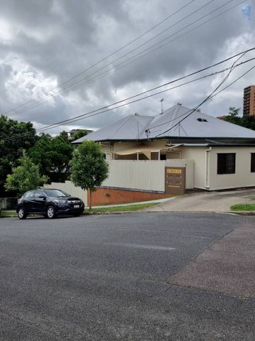 2/11 Moy Street Kelvin Grove 4059- Ready to move in - Photo 3