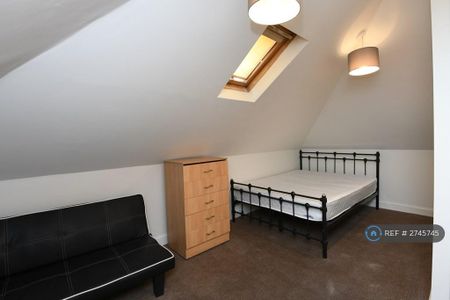 3 bedroom flat to rent - Photo 2