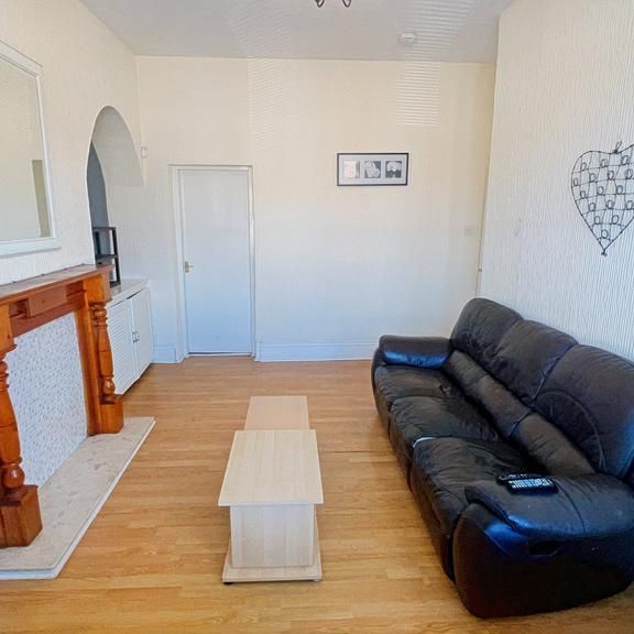4 bedroom flat to rent - Photo 1