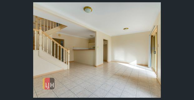 Modern 2 Bedroom Townhouse In Small Kedron Complex. Air Con, Courtyard And Walk To Cafes - Photo 1