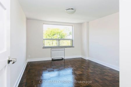990 Avenue Road #302 - Photo 5
