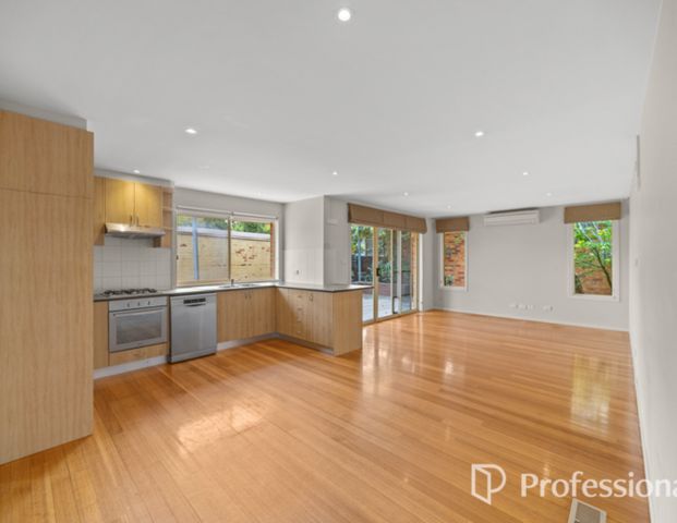 Stylish 3-Bedroom Townhouse in Oakleigh South - Photo 1