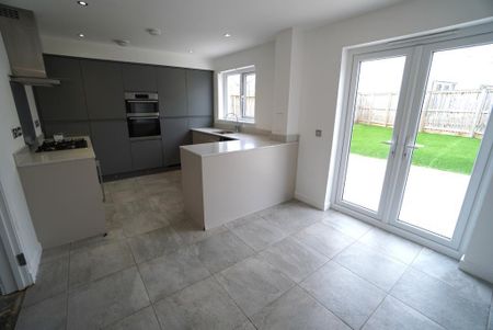 4 bedroom detached house to rent - Photo 3