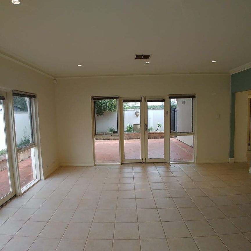 EXECUTIVE LIVING CLOSE TO SCHOOLS, SHOPPING AND TRANSPORT - Photo 1