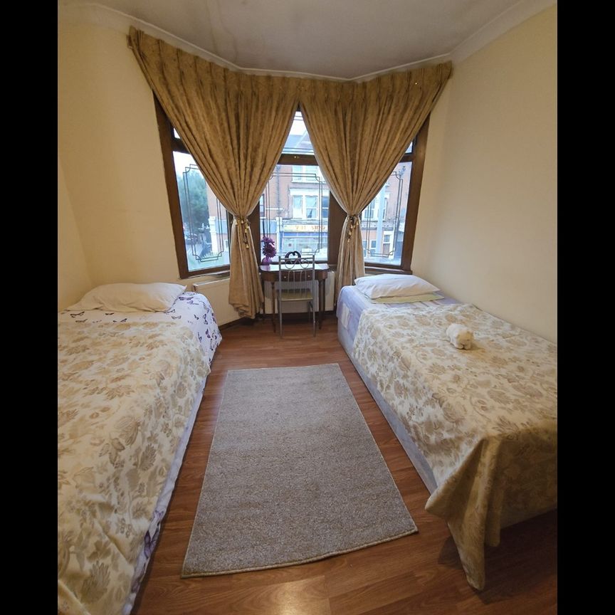 Room in a Shared House, Colville Road, E11 - Photo 1