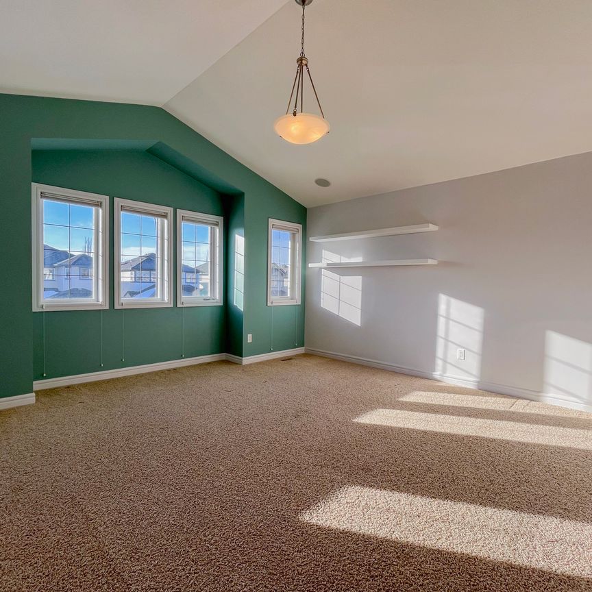 Spacious 5 Bed 4 Bath Home In South Terwillegar | Double Garage | Fire Pit - Photo 1