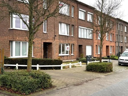 Gerenoveerd gelijklvloersappartement met 2 slaapkamers en garagebox - Photo 3