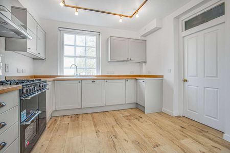 A detached 3 bedroom historic home set within Bushy Park. - Photo 4