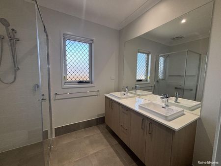 "Over 50's only" - 3 Bedroom Duplex NB: INCOME LIMITS APPLY - Photo 2