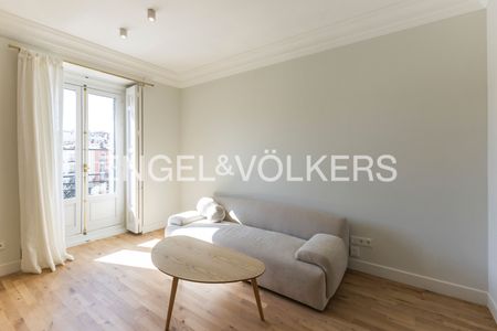 Piso de alquiler en Plaza de Isabel II, Palacio - Photo 2