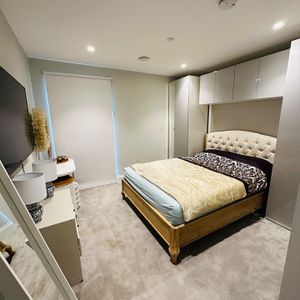 2 Bed Flat, Explore Way, NW7 - Photo 2