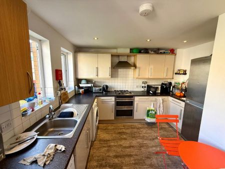 1 bedroom in a house share to rent - Photo 3