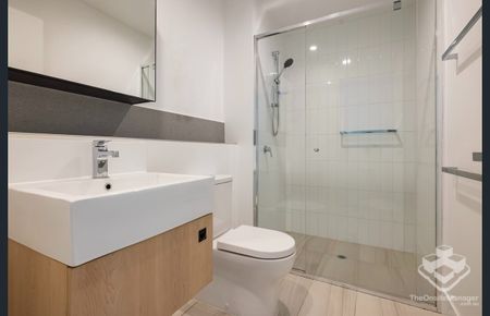 Modern 2-Bedroom Apartment in Aqua Residences, Newstead - Photo 3