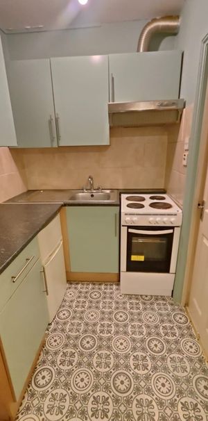 Studio Flat, Downs Road, LU1 - Photo 1